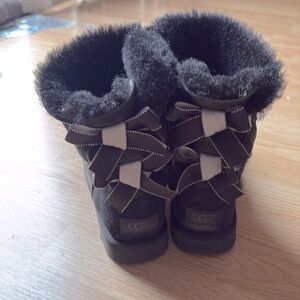 EUC UGG Bailey Bow silver and black boots